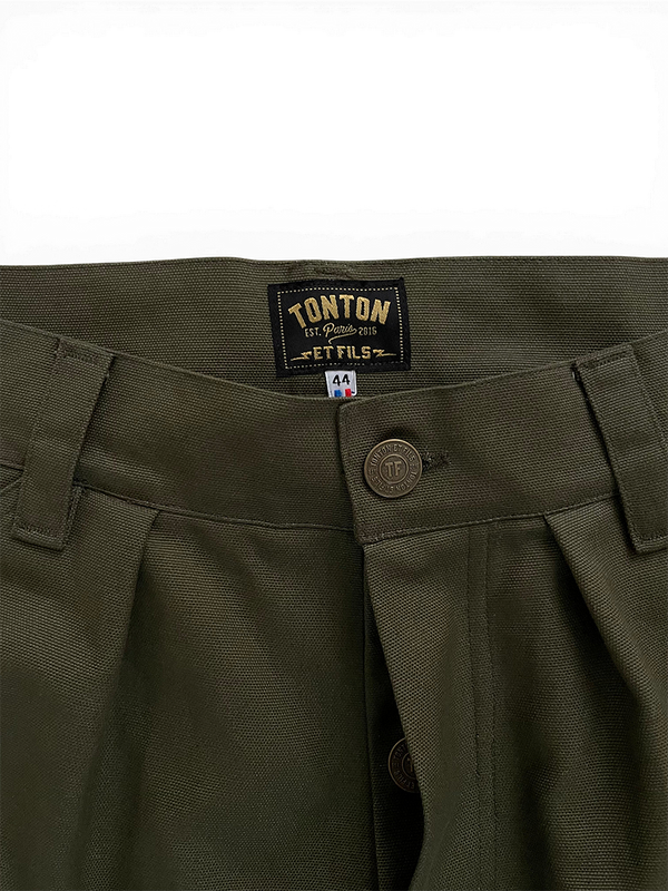 Le pantalon « de service » canvas kaki